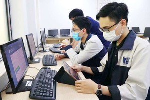 學生開始登記參加高中畢業試