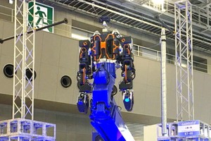 日本鐵路來了個「鋼彈」修理工 