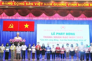 第十一郡貧困戶獲贈送輔助金。