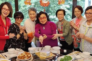 白雪仙(左四)與徒弟和好友慶生。