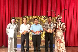 藝人代表向贊助演出的顧問回贈福禮。