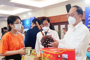 市委副書記阮胡海參觀國貨展。