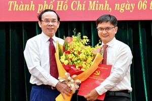 黨中央政治局委員、市委書記阮文年 向阮孟強同志頒授委任《決定》。