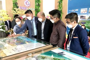 總經理郭黃揚(左二)與合作夥伴分享蕃切的旅遊地皮項目。