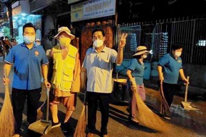 蓮華寺住持釋惟鎮法師（左二）一直做好環保和社會慈善工作。