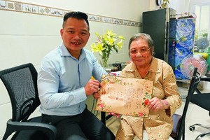 黎氏紅大娘向“西堤華人文化陳列室”捐贈她與鄭廣偉的結婚證書。