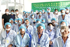 劉根全(後排左一)和朋友、負責人 與施了手術者合照。