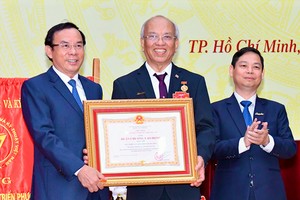 市委書記阮文年向東方發展研究院頒授二等勞動勳章。