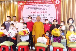 組委會向小朋友贈送禮物。