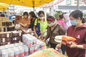工會會員在“會員福利”展攤選購物品。