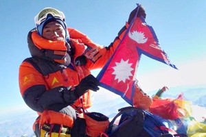 里塔再次攀上珠穆朗瑪峰。