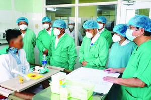 承天-順化省領導和醫生看望剛成功施行心臟手術病人。