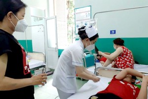 患登革熱病少兒在醫院診療。