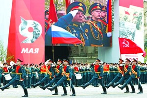 俄羅斯軍人參加勝利日閱兵式。