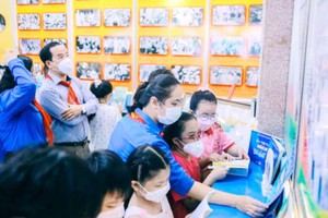 共青團團員、青年參觀共青團富潤郡郡委的“胡伯伯與青年、少兒的空間”工程。