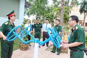 平福省軍事指揮部檢查體育器材的質量以將其交給民眾使用。