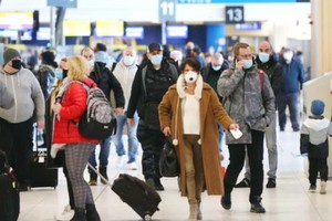 歐洲所有機場和航班將不再強制要求旅客和工作人員佩戴口罩。圖源：互聯網