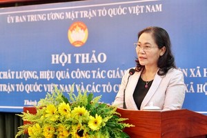 市人民議會主席阮氏麗在研討會致詞。