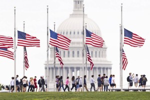 美國總統拜登12日下令全美降半旗5天致哀。