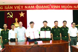 《西貢解放報》與第七軍區政治部簽署合作協議