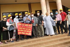 培德精舍代表 與寶勝寺代表在發放 慈善物品前合照。