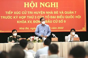 市人委會主席潘文邁回答選民的提問。