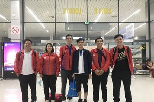 華人范啟源教練(左三)與運動員 在機場出發前合照。