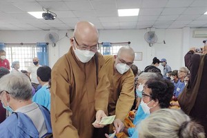 釋心圓法師及釋通振法師向病人贈送禮物。