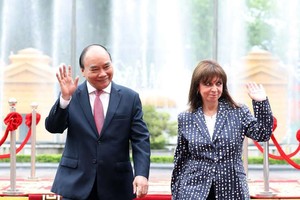 國家主席阮春福迎接希臘總統卡特琳娜‧薩凱拉羅普盧。