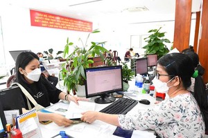 平政縣人委會幹部、公務員為民辦理卷宗。