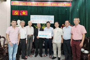 雙龍慈善組組長李庭輝向報社編委 文忠孝轉贈１億元。