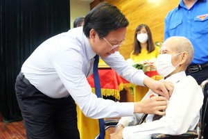 市領導頒授黨齡紀念章