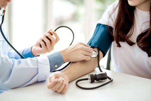 為了早期發現高血壓，唯一辦法就是定期做體檢和量血壓。