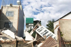 守德市桔萊港坊第三街坊區2號街11/11B住房工程倒塌，殃及相鄰的4棟住房，所幸沒有造成生命損失。
