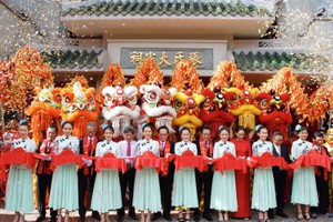 地方領導與諸位嘉賓為張氏宗祠重建落成典禮剪綵。