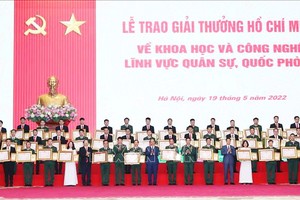 國家主席向優秀軍事科研項目頒獎