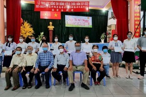 亞洲餅家總經理高肇力(前排左三) 與啟秀華文中心師生合影。