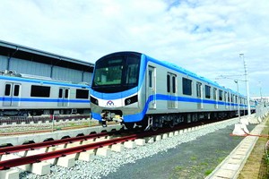 地鐵1號線的17號組列車已在隆平站上軌。