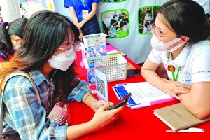 大學生參加應徵。