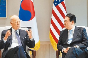 韓國總統尹錫悅（右）與到訪的美國總統拜登舉行會談。（中新社）