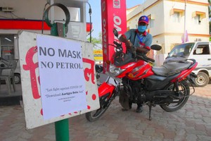 汽油消費稅每升降低8盧比。圖源：互聯網