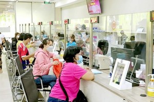 　　民眾在第十二郡受理卷宗和退還結果部門辦理 行政手續。