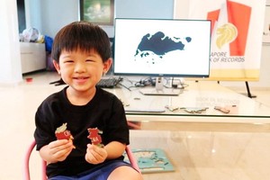 　　陳俊亦通過顯示器識別出多個國家版圖。