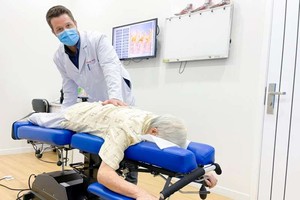 Luke Hamman醫生採用整脊療法矯正脊椎滑脫。