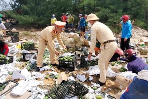 運載芒果車側翻村民幫忙撿拾