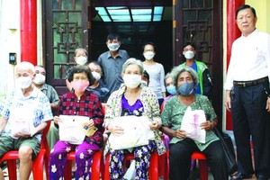 福建二府會館向高齡鄉親贈送粽子