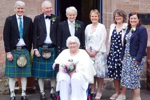 漢密爾頓（後排中）與簡（前）成婚。