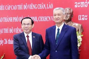 　　市委書記阮文年與萬象市委書記阿努哈普‧圖納洛姆會談。