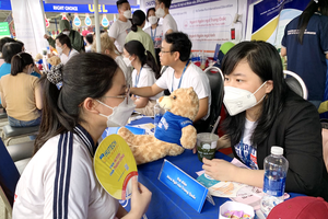 學生參加大學招生咨詢會議。