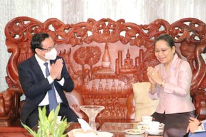 市委書記阮文年看望已故老撾國會主席沙曼‧ 維亞吉家眷。